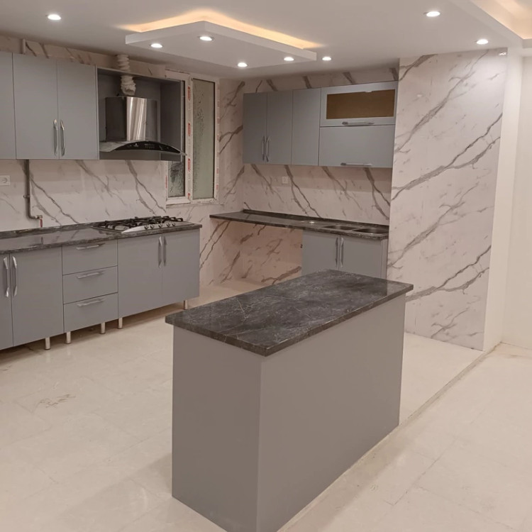 برچسب کابینت طرح سنگ هایگلاس کد 3530 سفید رگه دار مشکی