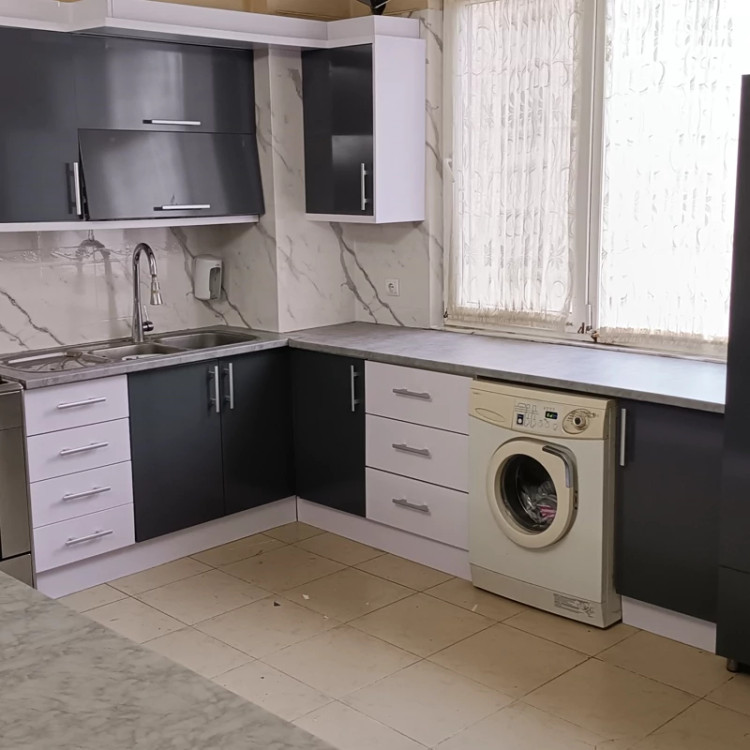 برچسب کابینت طرح سنگ هایگلاس کد 3530 سفید رگه دار مشکی