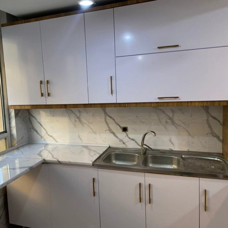 برچسب کابینت طرح سنگ هایگلاس کد 3530 سفید رگه دار مشکی