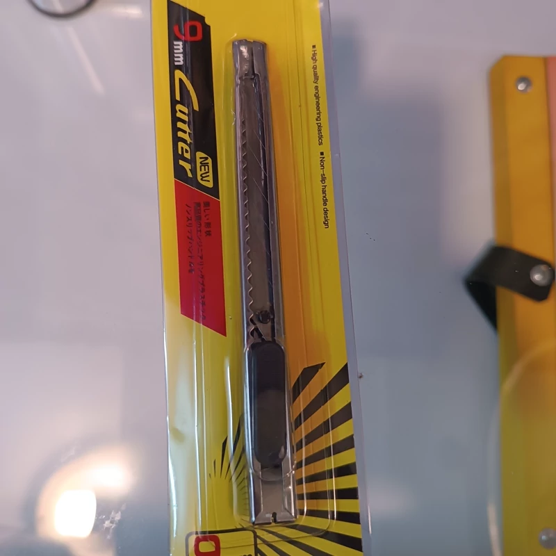 کاتر کوچک بدنه فلزی ضعیف  مخصوص نصب برچسب کابینت و انواع کاغذ دیواری