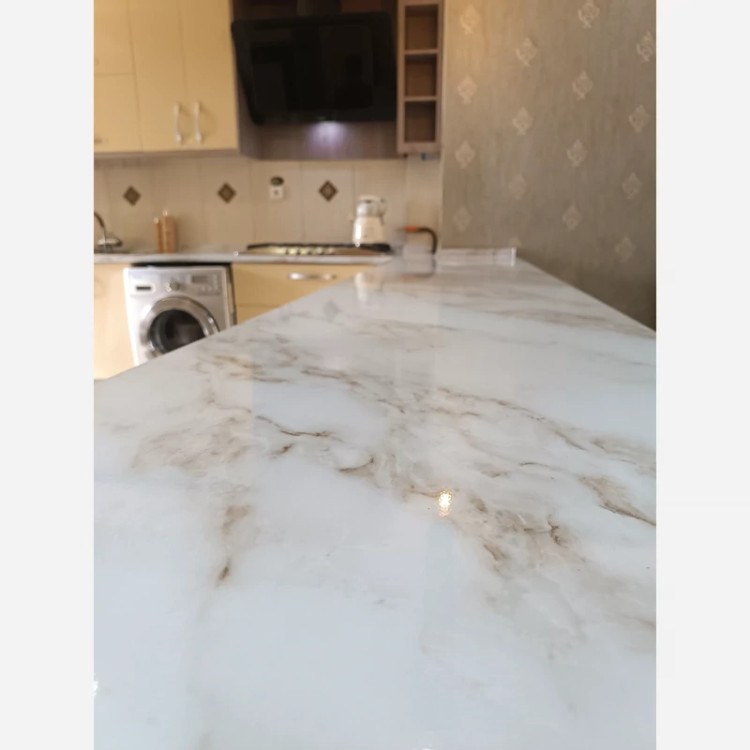 برچسب کابینت طرح سنگ هایگلاس کد 3560 سفید رگه قهوه ای طلایی عرض 90 سانت