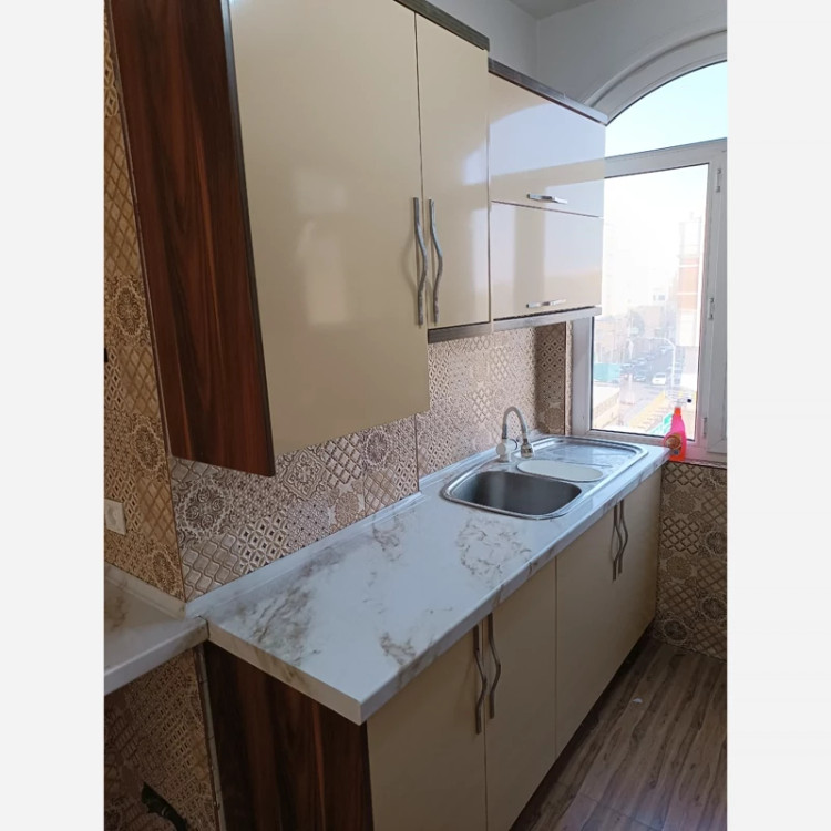برچسب کابینت طرح سنگ هایگلاس کد 3560 سفید رگه قهوه ای طلایی عرض 90 سانت