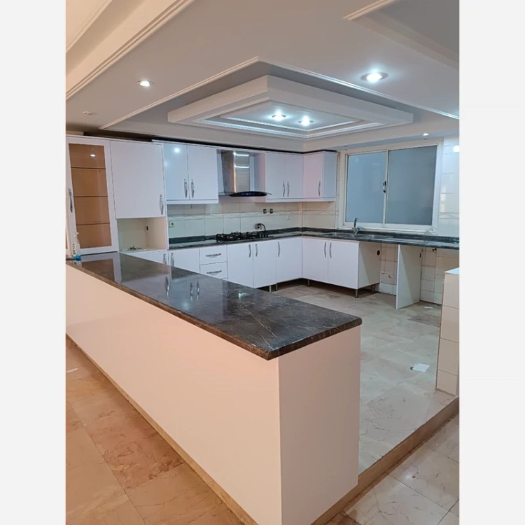برچسب کابینت کد 3554 طرح سنگ هایگلاس طوسی پررنگ رگه طلایی عرض 90 سانت