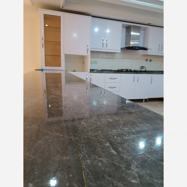 برچسب کابینت کد 3554 طرح سنگ هایگلاس طوسی پررنگ رگه طلایی عرض 90 سانت