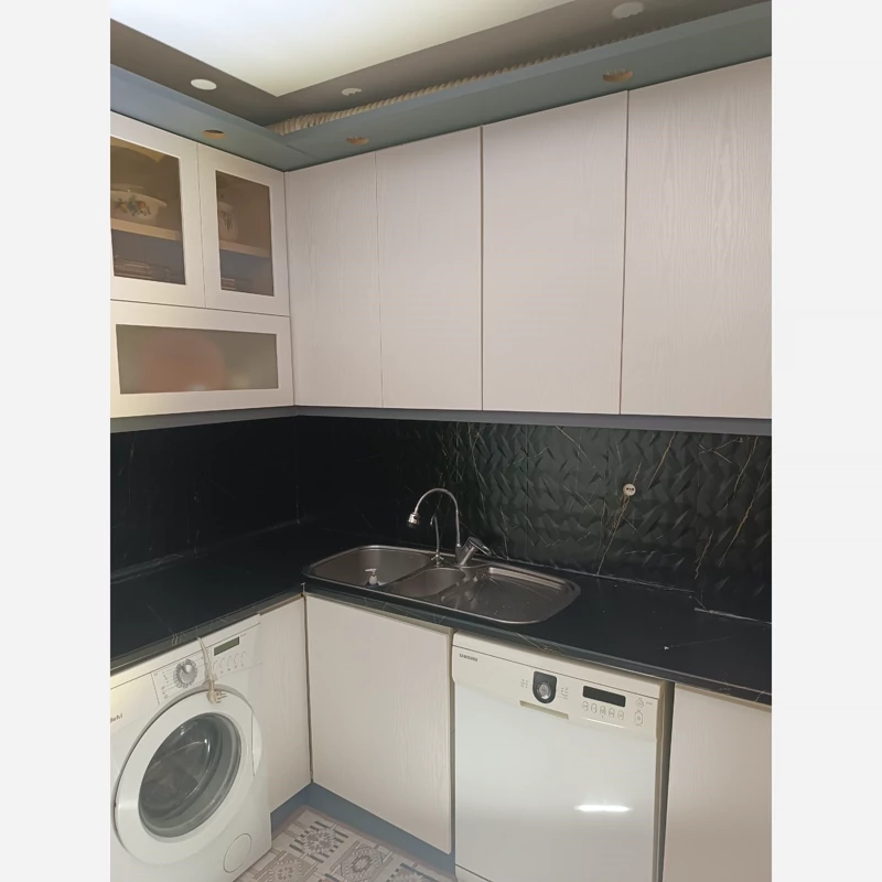 برچسب کابینت طرح سنگ مات کد 3556مشکی با رگه های طلایی