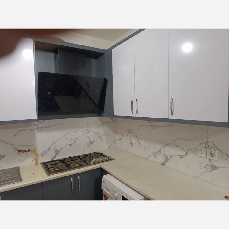 برچسب کابینت طرح سنگ هایگلاس کد 3572 سفید با رگه های طوسی