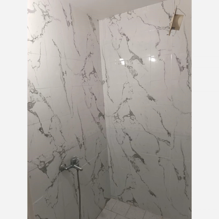 برچسب کابینت طرح سنگ هایگلاس کد 3572 سفید با رگه های طوسی