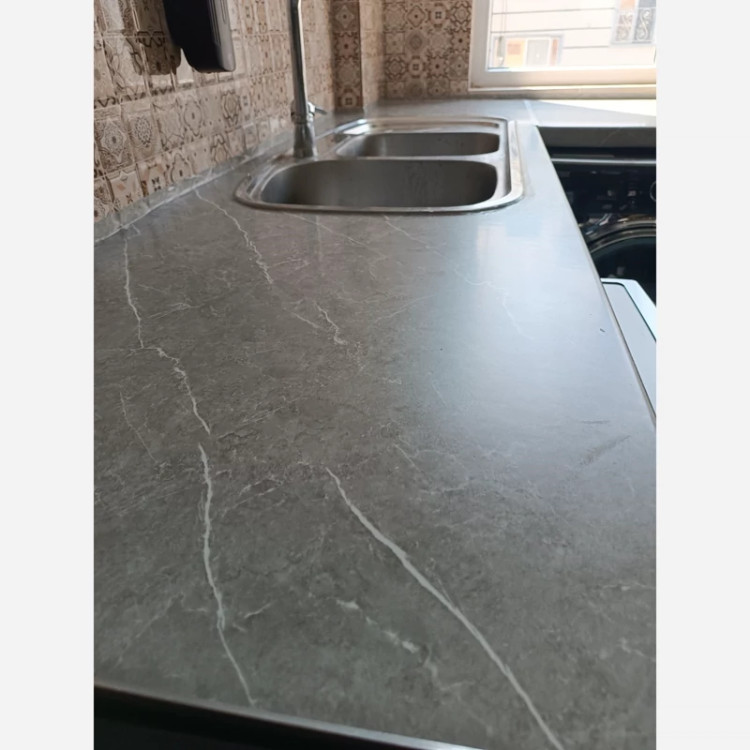 برچسب کابینت طرح سنگ نیمه براق کد 3563 طوسی رگه سفید عرض 90 سانت