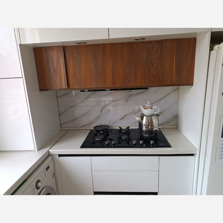 برچسب کابینت طرح سنگ هایگلاس کد 3550 سفید با رگه های طلایی