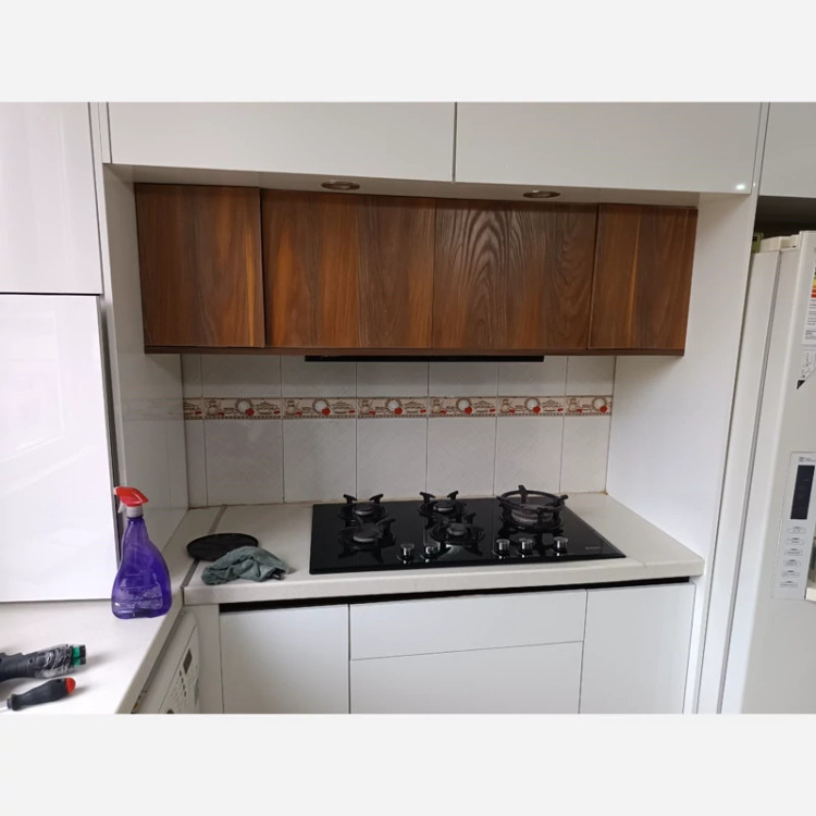 برچسب کابینت طرح سنگ هایگلاس کد 3550 سفید با رگه های طلایی
