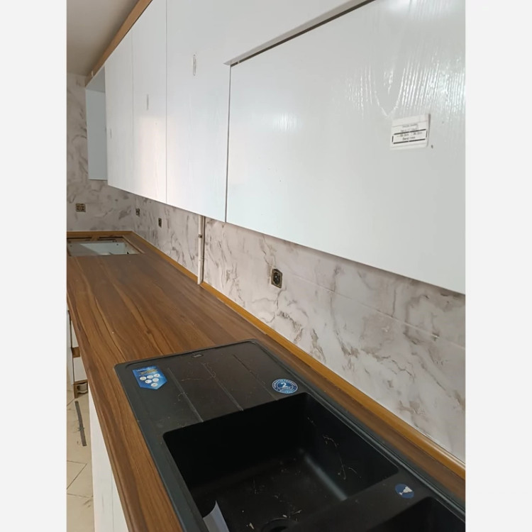 برچسب کابینت طرح سنگ هایگلاس کد 3587 طوسی با رگه های بژ