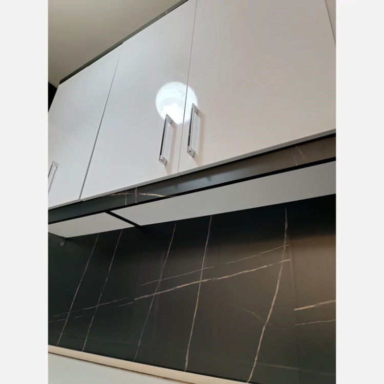برچسب کابینت طرح سنگ مات کد 8153 مشکی رگه طلایی ضخیم