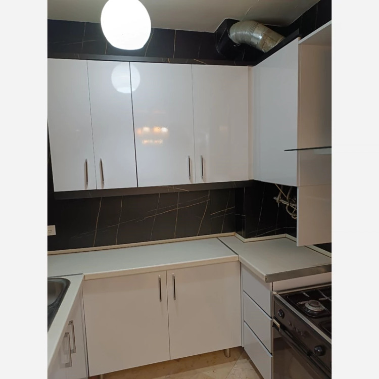 برچسب کابینت طرح سنگ مات کد 8153 مشکی رگه طلایی ضخیم