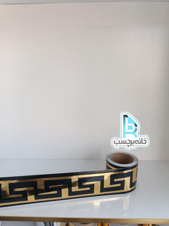 نوار قرنیزی ورساچه زمینه مشکی با نقش طلایی