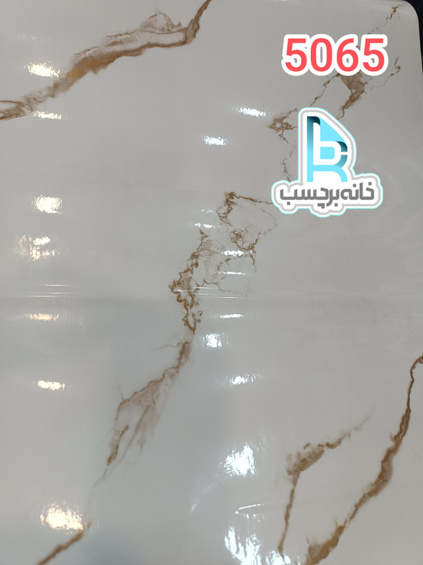 برچسب کابینت و کاشی و سرامیک کد 5065 طرح سنگ های گلس سفید با رگه های طلایی