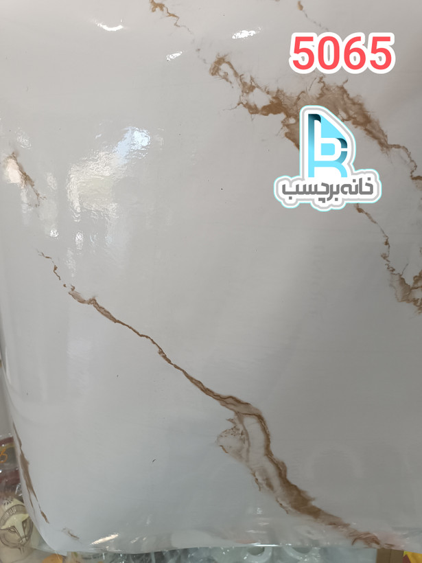 برچسب کابینت و کاشی و سرامیک کد 5065 طرح سنگ های گلس سفید با رگه های طلایی