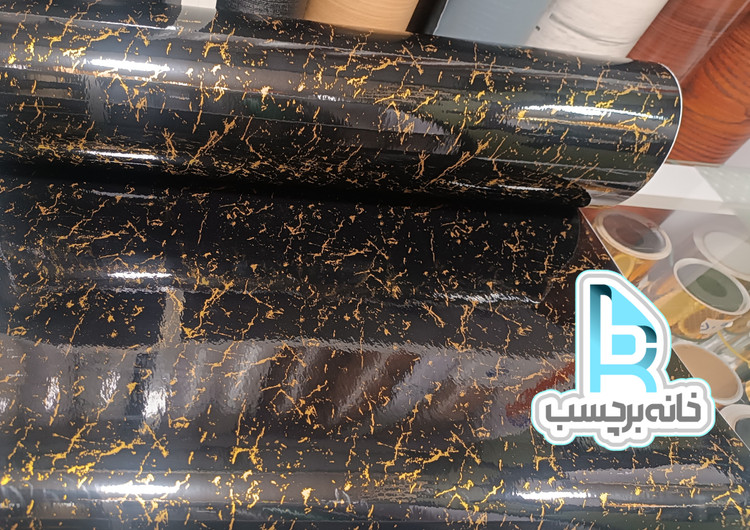 برچسب کابینت کد ۲۶۸۵ طرح سنگ های گلاس مشکی با رگههای طلایی عرض ۶۰ سانت