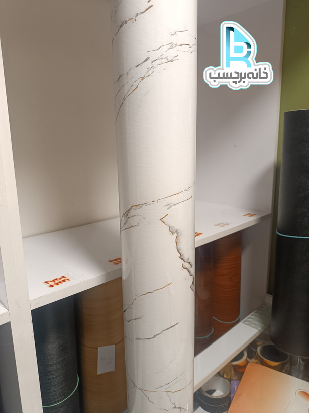 برچسب کابینت کد ۲۹۳۰ طرح سنگ های گلس سفید با رگههای مشکی طلایی عرض ۹۰ سانت