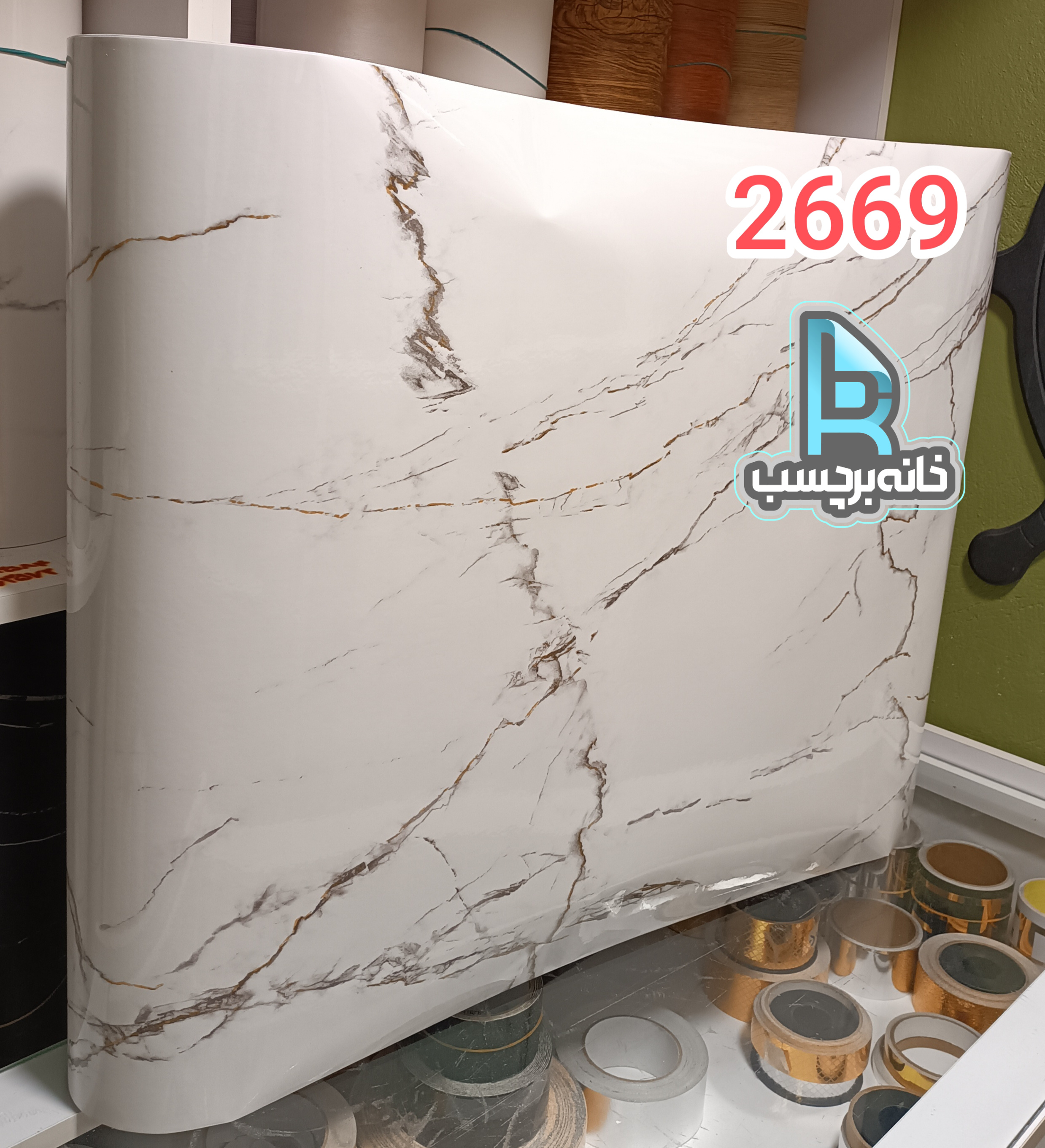 برچسب کابینت کد ۲۶۶۹ طرح سنگ های گلس سفید با رگه‌های مشکی و طلایی عرض ۶۰ سانت
