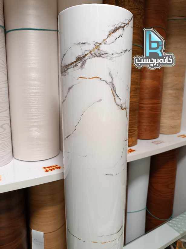 برچسب کابینت کد ۲۶۶۹ طرح سنگ های گلس سفید با رگههای مشکی و طلایی عرض ۶۰ سانت