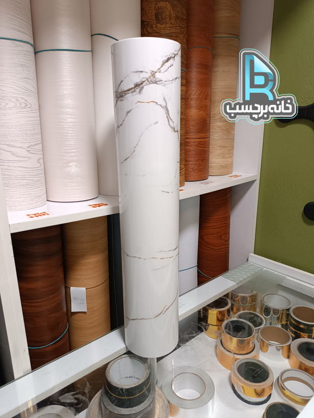 برچسب کابینت کد ۲۶۶۹ طرح سنگ های گلس سفید با رگههای مشکی و طلایی عرض ۶۰ سانت